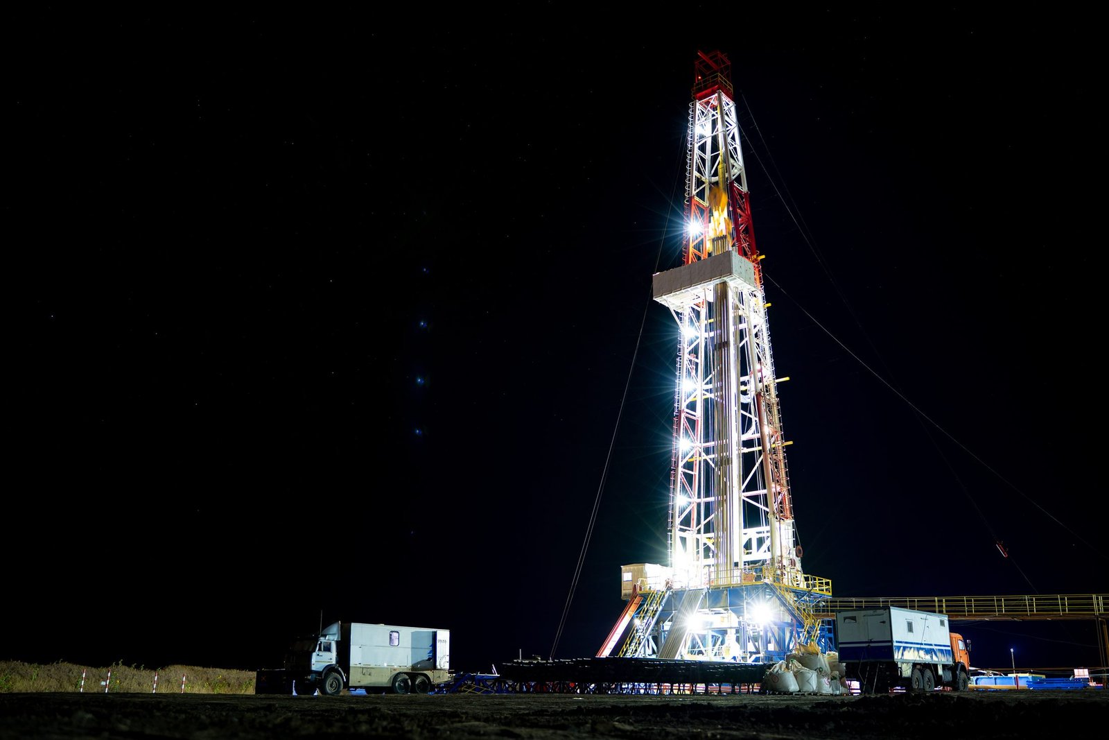 Torre de perforación iluminada durante la noche